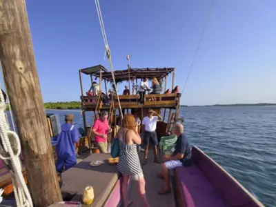 Круиз Мида-Крик на лодке Sundowner Dhow